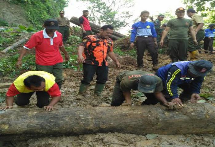 Akses Jalan Di Banyumas Tertutup Longsor